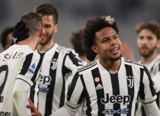Weston McKennie (r) von Juventus Turin soll am Rande eines Serie-A-Spiels rassistisch beleidigt worden sein.