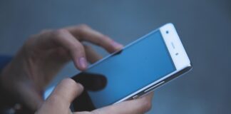 Ein Mann tippt auf einem Smartphone. Foto: pixabay