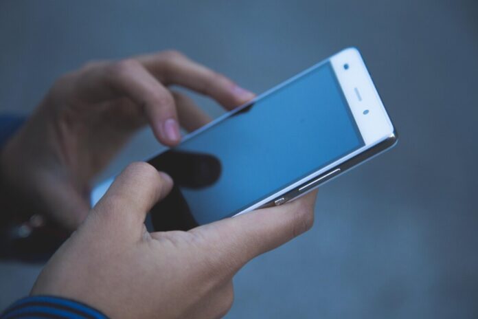 Ein Mann tippt auf einem Smartphone. Foto: pixabay