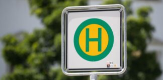 Mit Blick auf den Schuljahresbeginn gibt es mancherorts Aktionen für das Fahren mit Bus und Bahn. (Symbolbild)