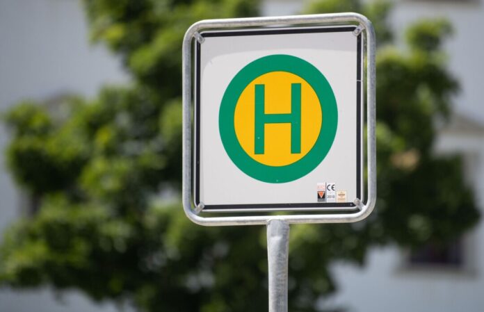 Mit Blick auf den Schuljahresbeginn gibt es mancherorts Aktionen für das Fahren mit Bus und Bahn. (Symbolbild)