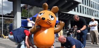 Die Fans hatten die Maus an der beschädigten Stelle mit vielen Pflastern beklebt - so konnte kein Regenwasser eindringen. 