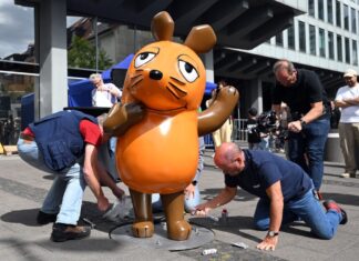 Die Fans hatten die Maus an der beschädigten Stelle mit vielen Pflastern beklebt - so konnte kein Regenwasser eindringen. 