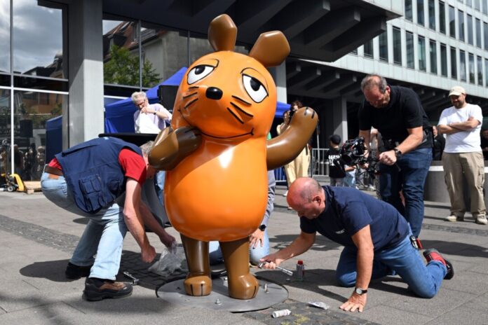 Die Fans hatten die Maus an der beschädigten Stelle mit vielen Pflastern beklebt - so konnte kein Regenwasser eindringen. 