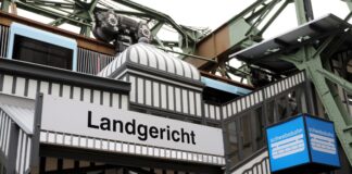 Nach lebensgefährlichen Schüssen auf einen 24-Jährigen muss sich ein 27-jähriger Angeklagter wegen versuchten Mordes vor dem Wuppertaler Landgericht verantworten. (Symbolbild) 
