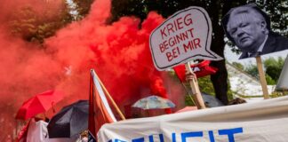 Demonstranten demonstrieren in Meerbusch bei Düsseldorf gegen Rüstungskonzern Rheinmetall. 