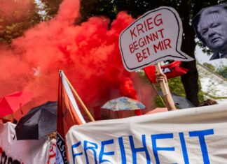 Demonstranten demonstrieren in Meerbusch bei Düsseldorf gegen Rüstungskonzern Rheinmetall. 