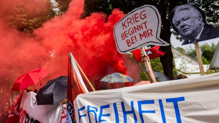 Demonstration unweit von Haus von Rheinmetall-Chef Demonstranten demonstrieren in Meerbusch bei Düsseldorf gegen Rüstungskonzern Rheinmetall.