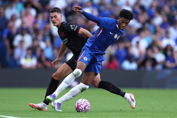 Auch Leverkusens Stürmer Patrik Schick (l) konnte die Testspiel-Niederlage gegen den FC Chelsea nicht abwenden.
