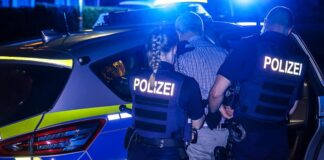 Ein 69 Jahre alter Mann wird festgenommen, weil er einen Nachbarn niedergestochen haben soll.