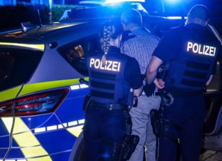 Ein 69 Jahre alter Mann wird festgenommen, weil er einen Nachbarn niedergestochen haben soll.