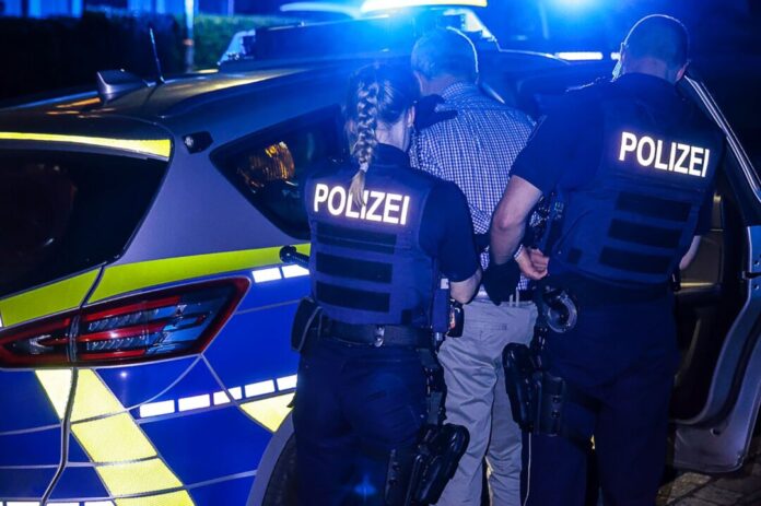Ein 69 Jahre alter Mann wird festgenommen, weil er einen Nachbarn niedergestochen haben soll.