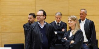 Die Anwälte der Geschwister warten vor dem ersten Verhandlungstag auf die Ankunft der Angeklagten. 