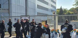 Eine Sitzblockade in Köln vor einem Bundeswehr-Gebäude ist aufgelöst worden