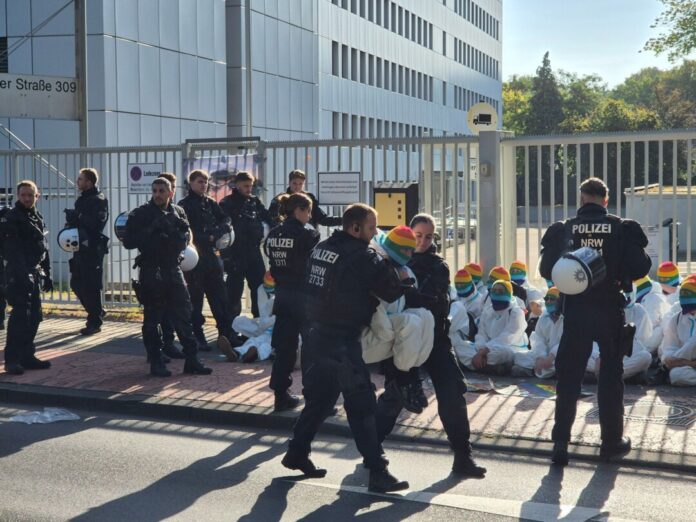 Eine Sitzblockade in Köln vor einem Bundeswehr-Gebäude ist aufgelöst worden