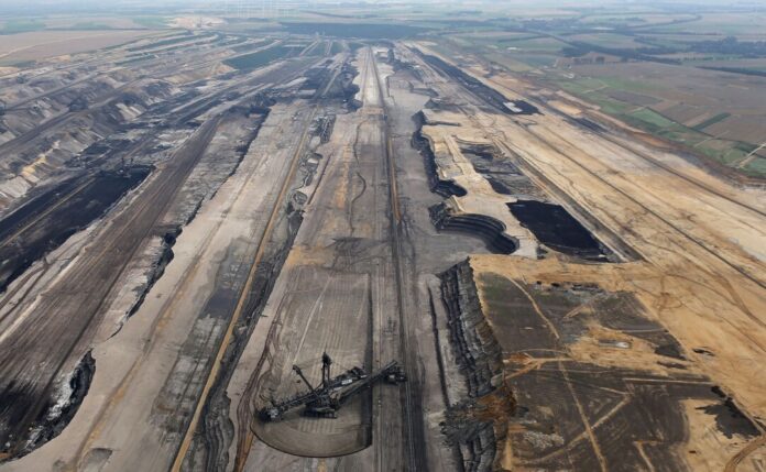 Braunkohletagebau Im Rheinischen Braunkohlenrevier hat der Energiekonzern RWE im vergangenen Jahr in 20 Fällen Gebäudeschäden als Bergschäden anerkannt. (Archivbild)