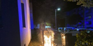Der nächtliche Mülltonnenbrand an der Tegeler Straße. Foto: Polizei