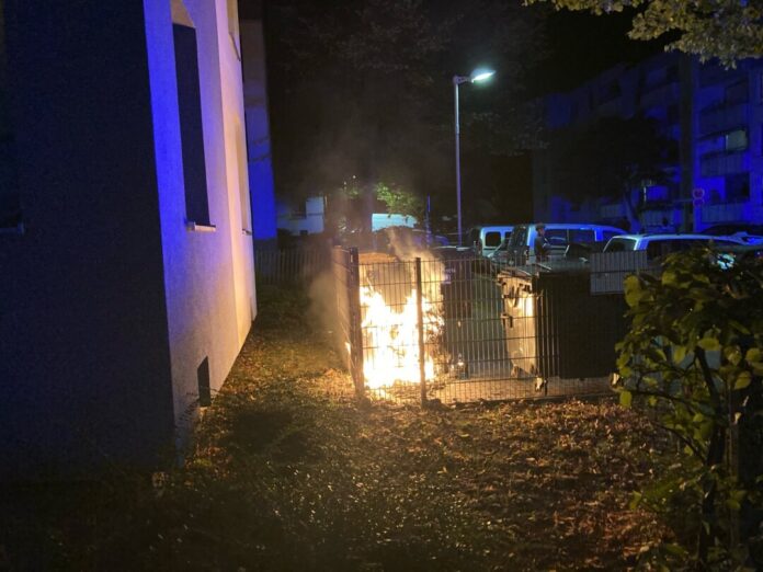 Der nächtliche Mülltonnenbrand an der Tegeler Straße. Foto: Polizei