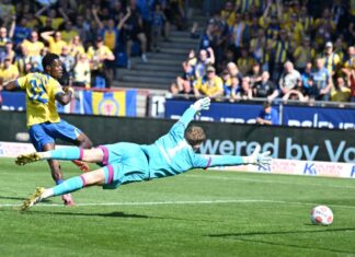 Schoss die Eintracht in Führung: Braunschweigs Christian Conteh (l).