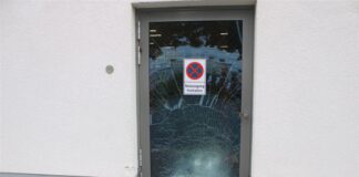 Stark betrunken soll in Merzenich ein Mann Auto gefahren sein und die Scheibe mit seinem Auto zerstöert haben. 