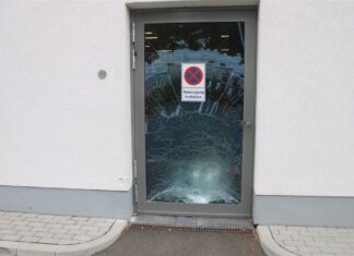 Stark betrunken soll in Merzenich ein Mann Auto gefahren sein und die Scheibe mit seinem Auto zerstöert haben. 