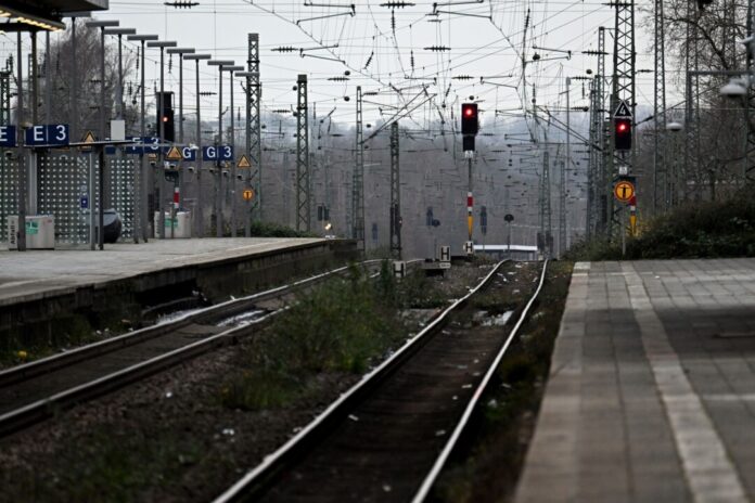 Die Bahn sperrt ab dem 5. September die Hauptstrecke im Ruhrgebiet. (Archivbild)