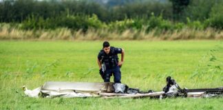 Beim Absturz eines motorisierten Leichtflugzeugs im nordrhein-westfälischen Kranenburg sind am Samstagnachmittag zwei Menschen ums Leben gekommen.