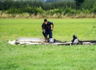 Beim Absturz eines motorisierten Leichtflugzeugs im nordrhein-westfälischen Kranenburg sind am Samstagnachmittag zwei Menschen ums Leben gekommen.