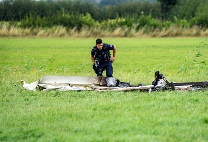 Beim Absturz eines motorisierten Leichtflugzeugs im nordrhein-westfälischen Kranenburg sind am Samstagnachmittag zwei Menschen ums Leben gekommen.