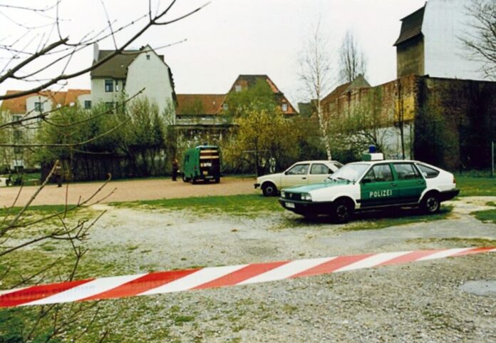 Kinder fanden die Leiche auf einem Spielplatz.