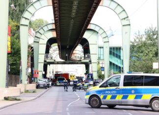 In der Nähe einer Wuppertaler Schwebebahn-Haltestelle ist es am Mittwoch zu einer Bedrohungslage gekommen. 