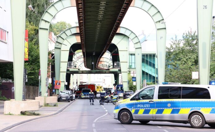 In der Nähe einer Wuppertaler Schwebebahn-Haltestelle ist es am Mittwoch zu einer Bedrohungslage gekommen. 