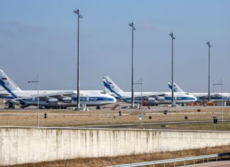 Bereits seit Februar 2022 stehen drei russische Frachtflugzeuge am Flughafen Leipzig/Halle. (Archivbild)