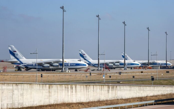 Bereits seit Februar 2022 stehen drei russische Frachtflugzeuge am Flughafen Leipzig/Halle. (Archivbild)