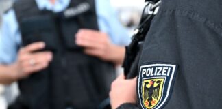 Ein Zugbegleiter wollte ein Mädchen in Bielefeld an die Bundespolizei übergeben - da zückte sie ein Messer. (Archivbild)