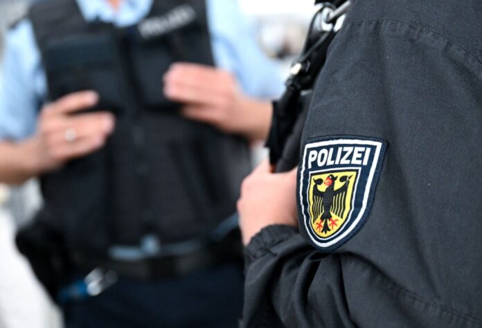Bundespolizei am Bahnhof Ein Zugbegleiter wollte ein Mädchen in Bielefeld an die Bundespolizei übergeben - da zückte sie ein Messer. (Archivbild)