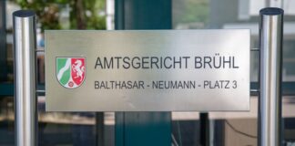 Am Amtsgericht Brühl ist Anklage wegen eines tödlichen Verkehrsunfalls auf der A555 erhoben worden. (Archivbild)
