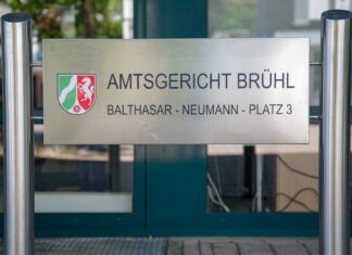 Am Amtsgericht Brühl ist Anklage wegen eines tödlichen Verkehrsunfalls auf der A555 erhoben worden. (Archivbild)