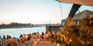 Strand-Feeling gibt es in Düsseldorf derzeit im Open-Air-Kino. Foto: DLIVE/Kai Kuczera