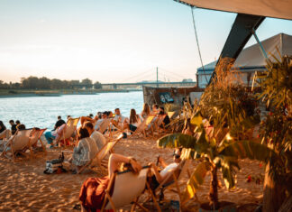 Strand-Feeling gibt es in Düsseldorf derzeit im Open-Air-Kino. Foto: DLIVE/Kai Kuczera