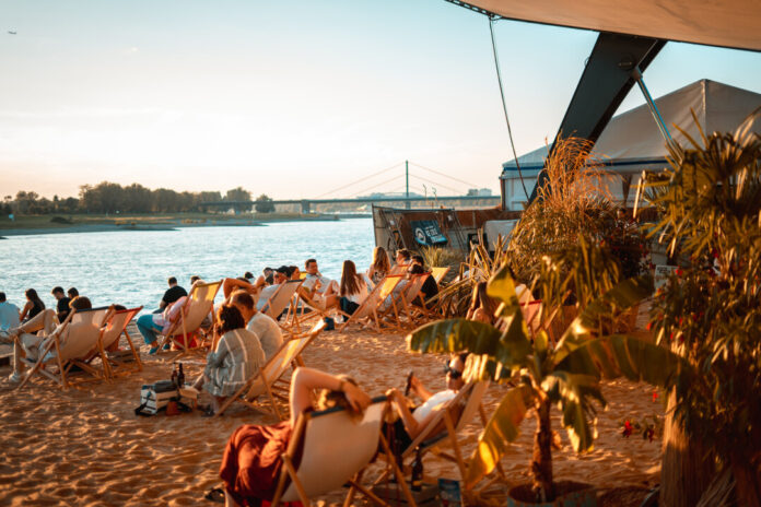 Strand-Feeling gibt es in Düsseldorf derzeit im Open-Air-Kino. Foto: DLIVE/Kai Kuczera