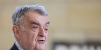 Nordrhein-Westfalens Innenminister Herbert Reul (CDU) will sich alle Optionen offenhalten, von welcher Firma künftig Polizei-Software genutzt wird. (Archivbild) 
