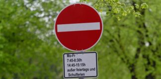 Diese Straße ist während der Bring- und Abholzeit an der Grundschule für den Autoverkehr gesperrt. (Archivbild)