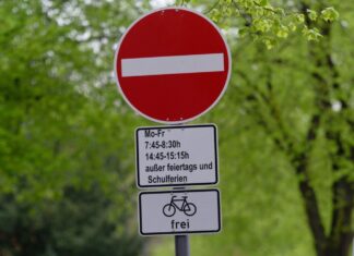 Diese Straße ist während der Bring- und Abholzeit an der Grundschule für den Autoverkehr gesperrt. (Archivbild)