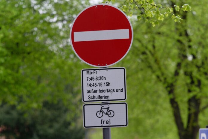 Diese Straße ist während der Bring- und Abholzeit an der Grundschule für den Autoverkehr gesperrt. (Archivbild)