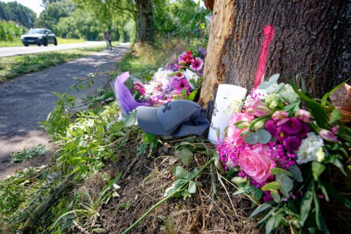 Bei dem Unfall zwischen Monheim und Düsseldorf sind zwei Jugendliche ums Leben gekommen.