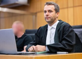 Der Angeklagte (l) sitzt neben seinem Anwalt Mathis Bönte im Landgericht. (Archivbild)