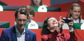 Bundesforschungsministerin Dorothee Bär ist bei Mario Kart ins Ziel gekommen. NRW-Ministerpräsident Hendrik Wüst noch nicht, wie seinem konzentrierten Gesichtsausdruck anzumerken ist.