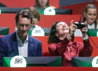 Bundesforschungsministerin Dorothee Bär ist bei Mario Kart ins Ziel gekommen. NRW-Ministerpräsident Hendrik Wüst noch nicht, wie seinem konzentrierten Gesichtsausdruck anzumerken ist.