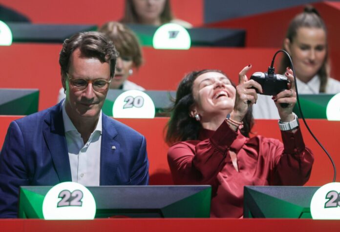 Bundesforschungsministerin Dorothee Bär ist bei Mario Kart ins Ziel gekommen. NRW-Ministerpräsident Hendrik Wüst noch nicht, wie seinem konzentrierten Gesichtsausdruck anzumerken ist.